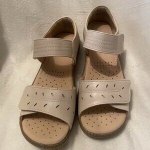 NWOT Collections Etc. Beige Adjustable Skid Resistant Comfort Sandals size 7